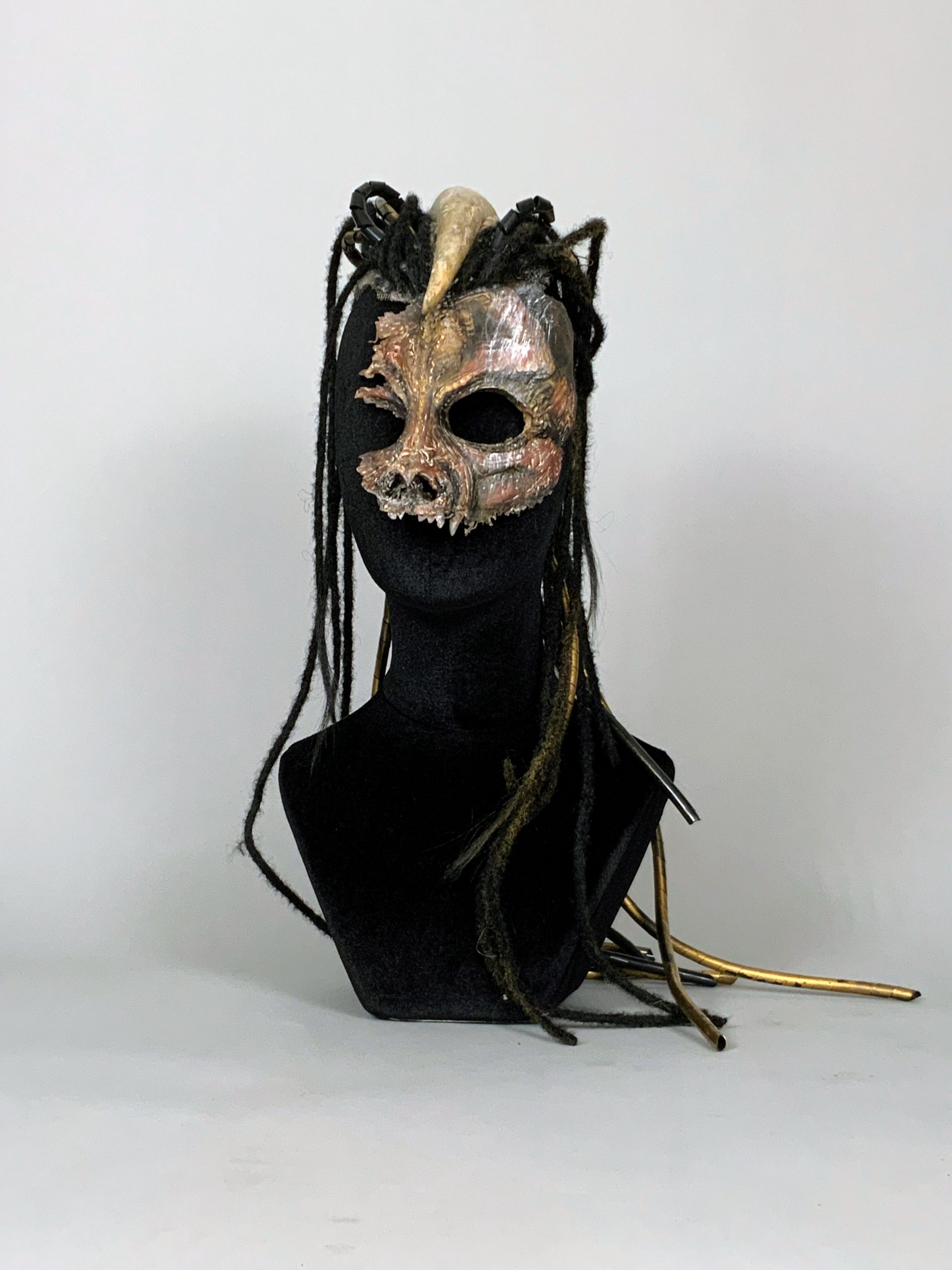 KARGAN – Archaische Halbmaske mit Horn | handmodelliertes Unikat